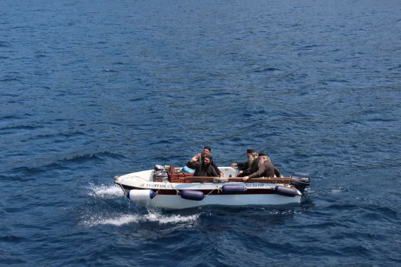 Mont Athos. Les moines rejoignent les bateaux de croisière pour vendre des souvenirs.