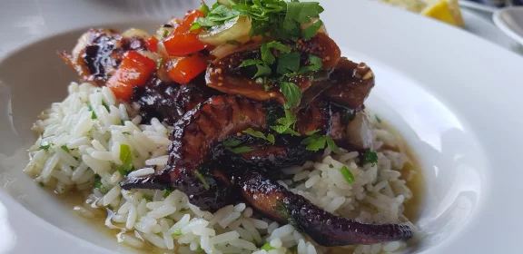 Olympiada. Le poulpe, une des spécialités à déguster après la marche dans l'ancienne cité de Stagire.