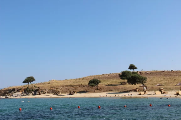 Quelques minutes en voiture ou à bord d'un petit bateau, suffisent pour trouver des petites plages, des criques.