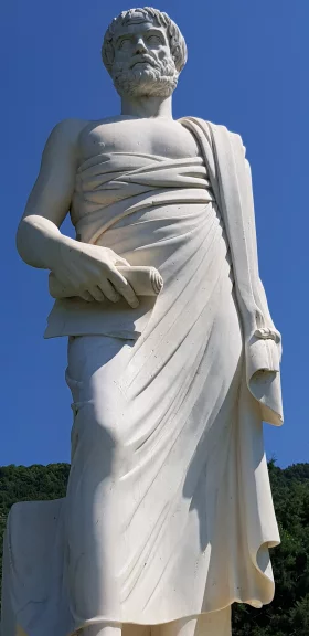 Une statue d'Aristote dans le petit parc à Akanthos.