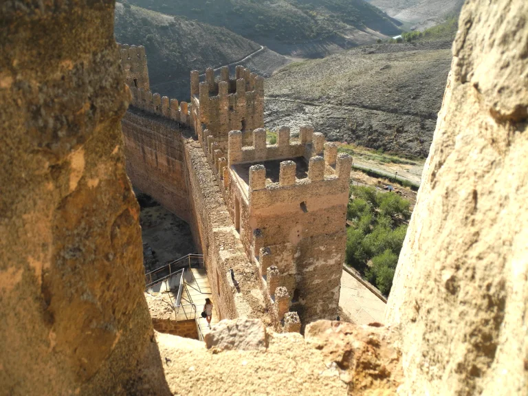 Le château médiéval de Banos de la Encina, ancienne forteresse omeyyade du Xe siècle