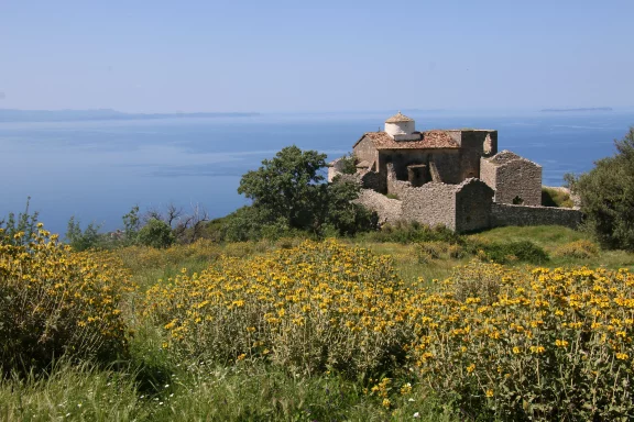 Monastère de montagne dominant la mer ionienne.