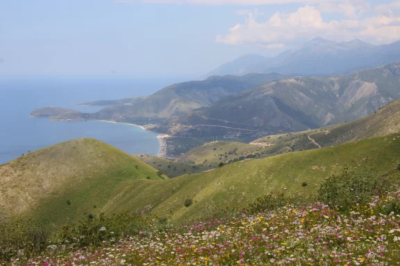 Les montagnes albanaises couvertes de fleurs au printemps.