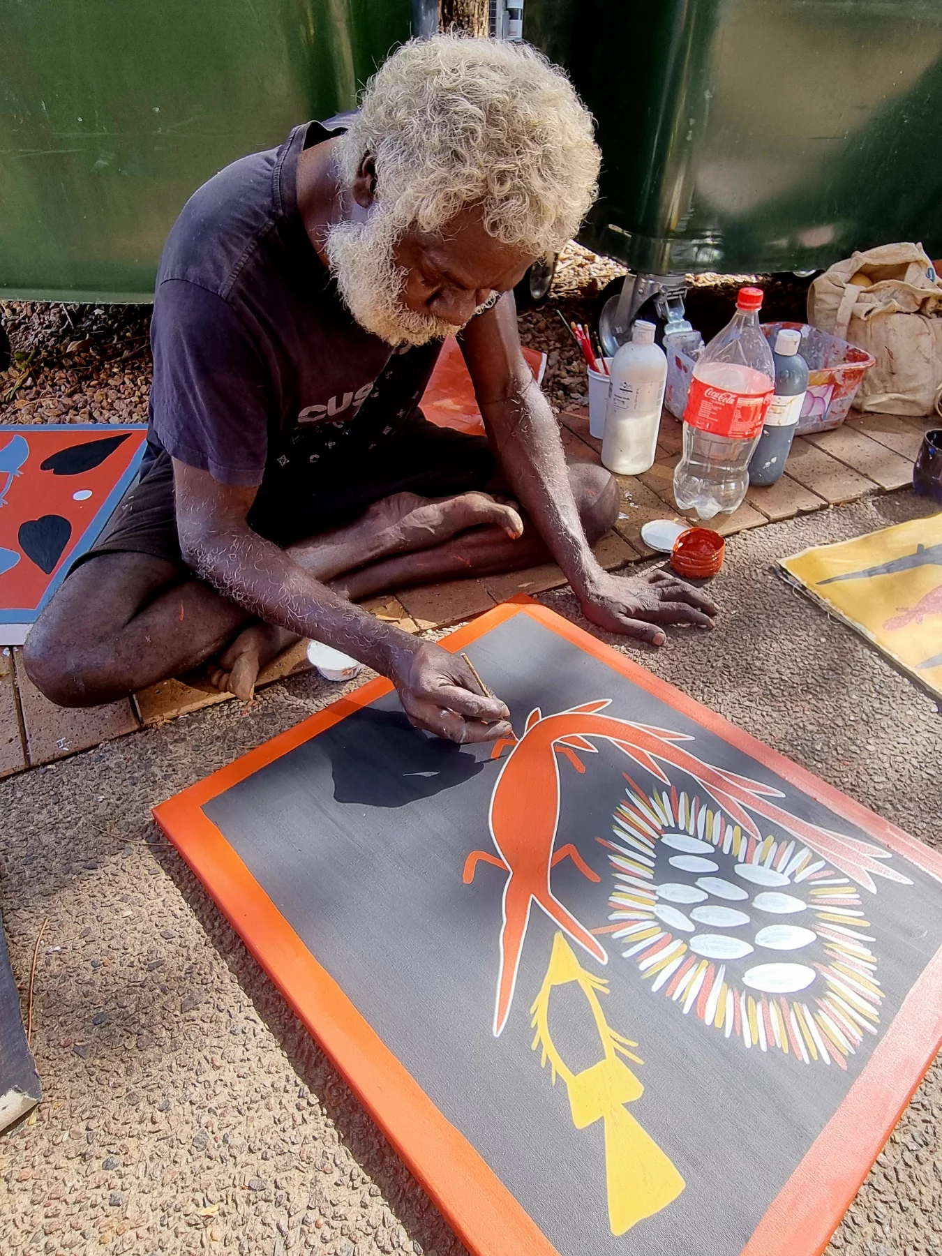 La peinture aborigène reste un moyen d’expression encore très présent dans l’Australie contemporaine.