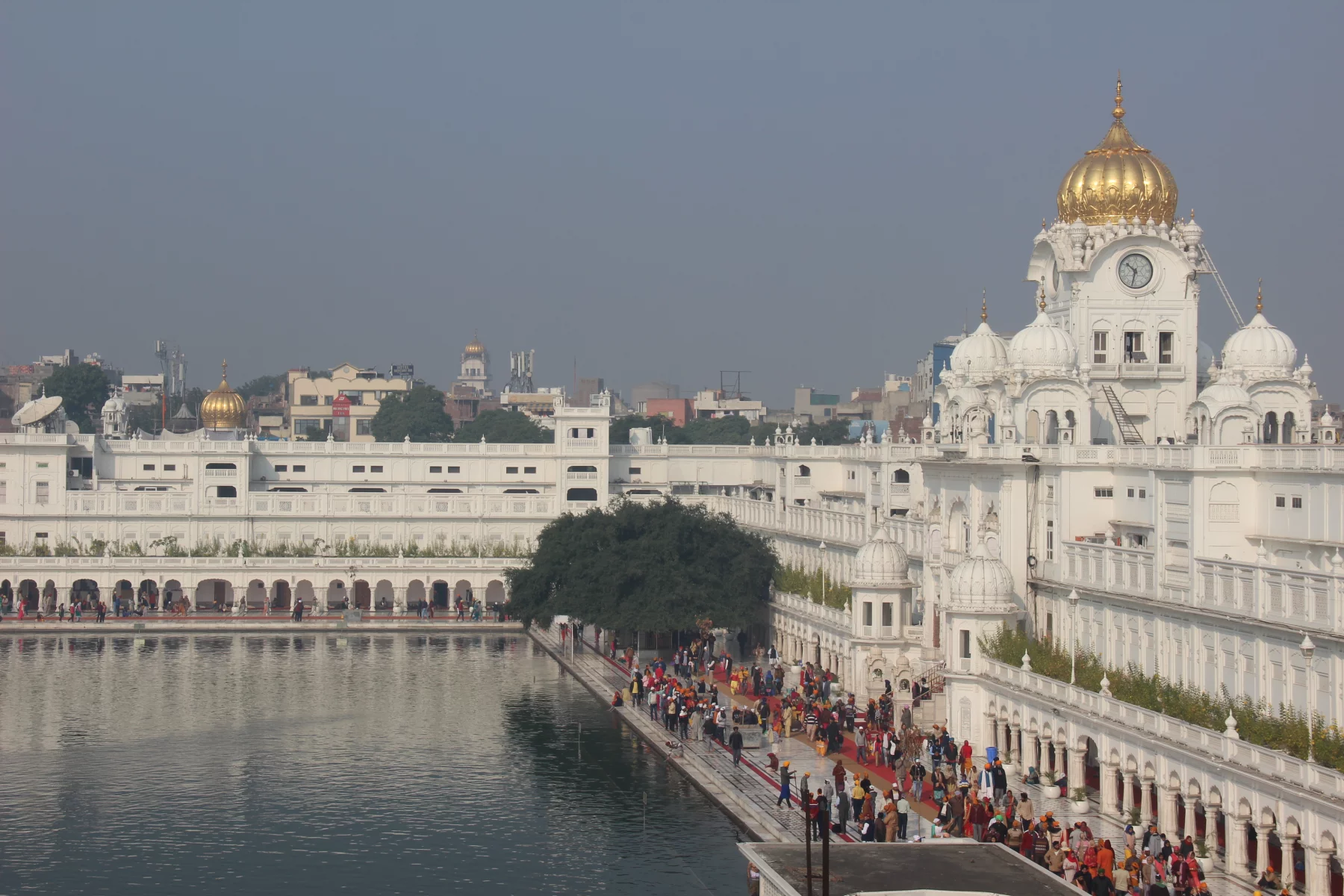 Des bâtiments d'un blanc immaculé forment comme une enceinte autour du bassin sacré.