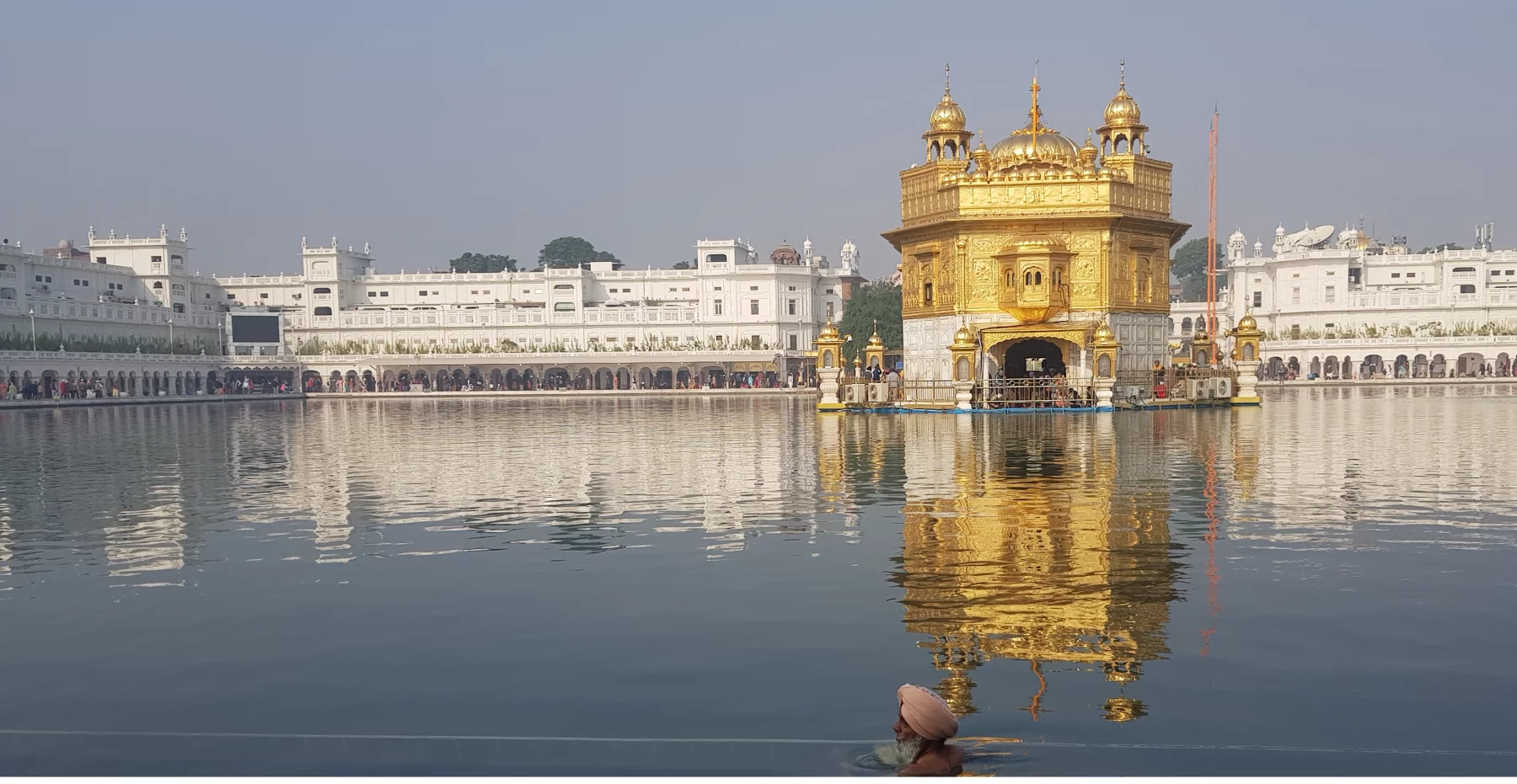 Un fidèle prend un bain purifiant dans l'Amritsar, le bassin sacré.