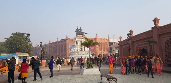 Amritsar. Une vaste zone piétonne entoure le site du Temple d'or. La statue équestre du maharaja Ranjit Singh.