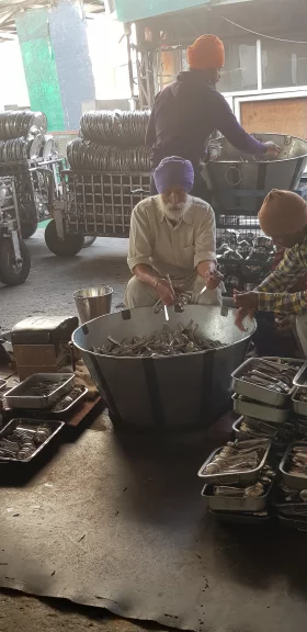 Corvée de vaisselle dans les cuisines du temple d'or à Amritsar.