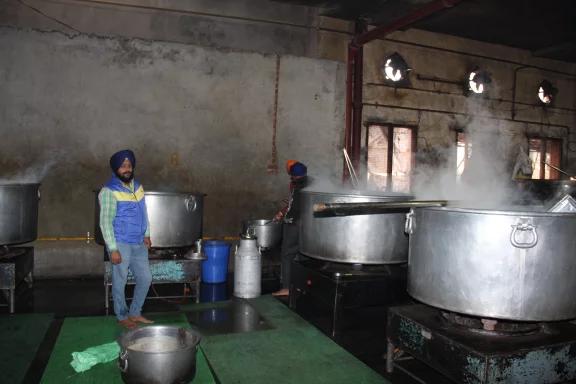 Dans les cuisines du temple d'or à Amritsar, les légumes mijotent dans de grands chaudrons.