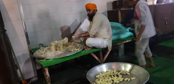 Préparation de boulettes de légumes dans les cuisines du temple d'or à Amritsar.