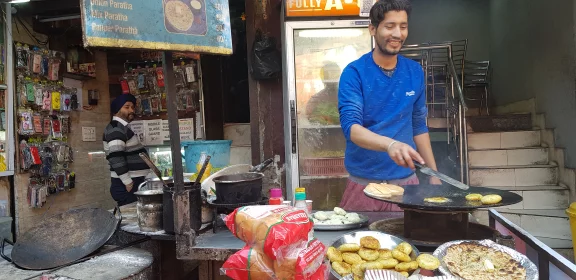 Street food savoureux dans les rues d'Amritsar.