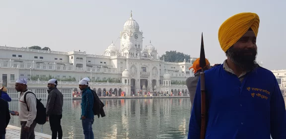 Dans l'enceinte du temple d'or à Amritsar, des gardines sikhs veillent.