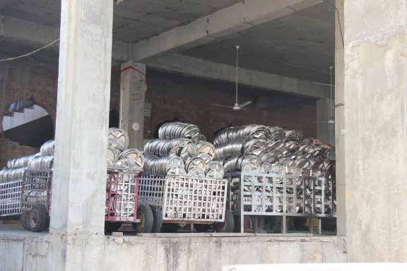 Des tonnes de vaisselle sont nettoyées plusieurs fois par jour afin de nourrir les pèlerins et visiteurs du temple d'or à Amritsar.