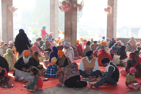 Amritsar. Des volontaires donnent un peu de leur temps pour éplucher les légumes.