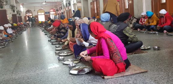 En attente du repas distribué gracieusement. Personne ne repart le ventre vide du temple d'or à Amritsar.