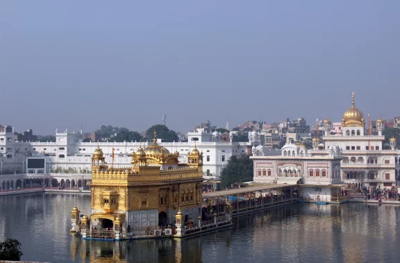 Le temple d'or, le sanctuaire du site, est entouré du nectar, l'eau du bassin sacré.