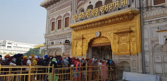 Les fidèles se pressent pour accéder à l'intérieur du temple d'or et contempler le livre saint.