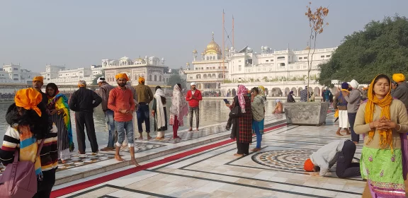 Au temple d'or à Amritsar, on vient pour prier, admirer, se balader.