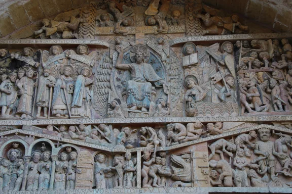 Le tympa de l'abbatiale de Conques.