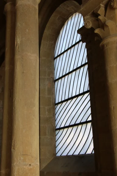 Les vitraux de l'abbatiale de Conques réalisés par Pierre Soulages.