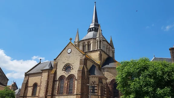 L'église romane de Fresnay-sur-Sarthe date du XIIe siècle.
