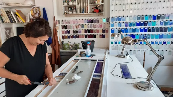 Fresnay-sur-Sarthe. La vitrailliste Marianne Pelcerf fait partie de la dizaine d'artisans d'art de la cité