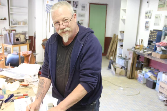 Le taillandier d'armes Pascal Turpin est installé à Fresnay-sur-Sarthe.