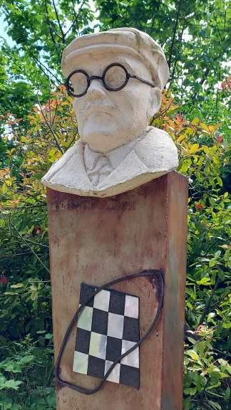 Georges Durand, un des initiateurs des 24 h du Mans, est né à Fresnay-sur-Sarthe.