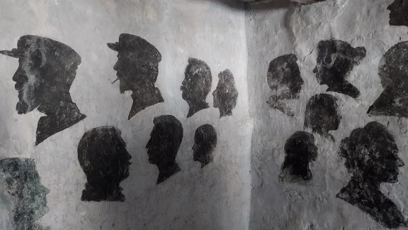 Saint-Cénéri-le-Gérei, dans la salle des décapités dan sl'auberge des soeurs Moisy.