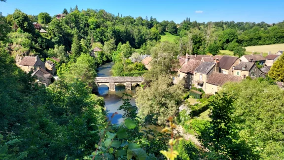 Saint-Cénéri-le-Gérei. Un clou sur le pont en pierre marque la frontière entre le Pays-de-la-Loire et la Normandie.