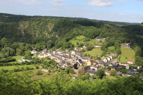 Saint-Léonard-des-Bois, pont de départ des randonnées dans les Alpes Mancelles.