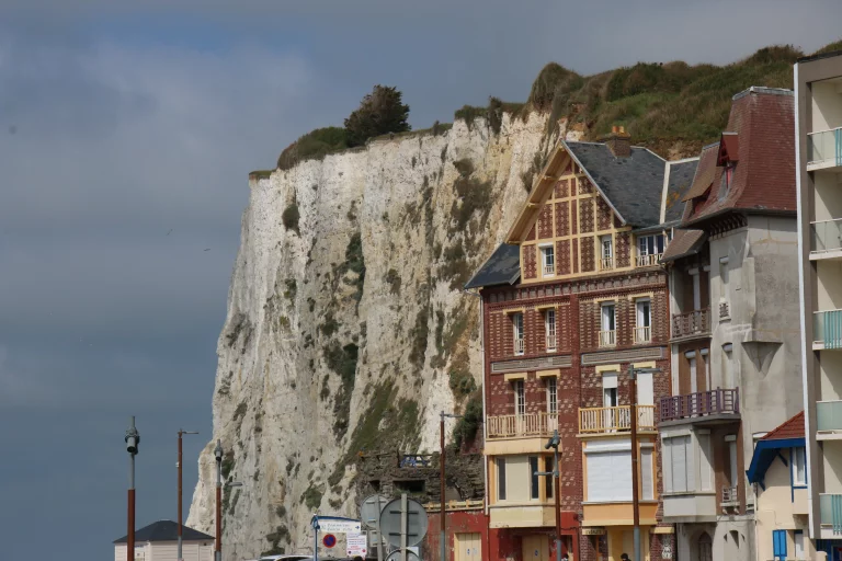 Mers-les-bains et sa falaise.