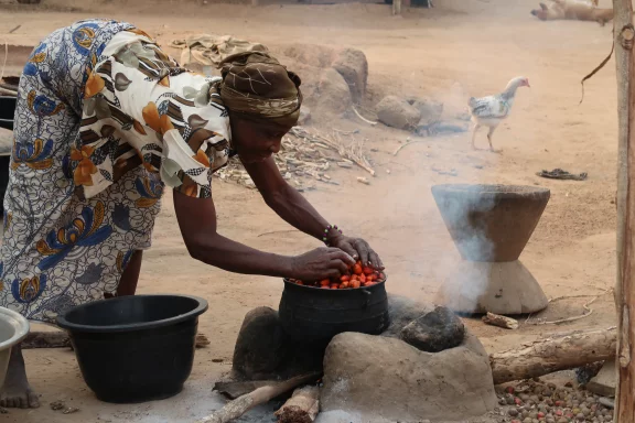 Préparation du repas dans un village.