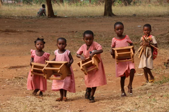 A l'école, les enfants apportent leur tabouret.
