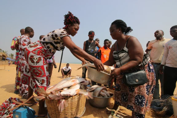 Marché aux poissons sur la plage.