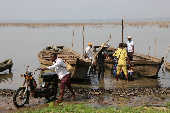 Transport des mobylettes en bateau.