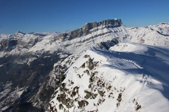 Une barrière rocheuse ferme le paysage.