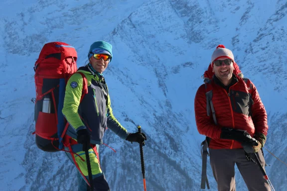 En duo, prêt pour l'ascencion jusqu'au plateau de Carlaveyron.