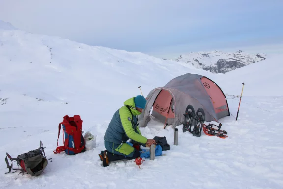 La journée s'achève, il est temps de monter la tente.