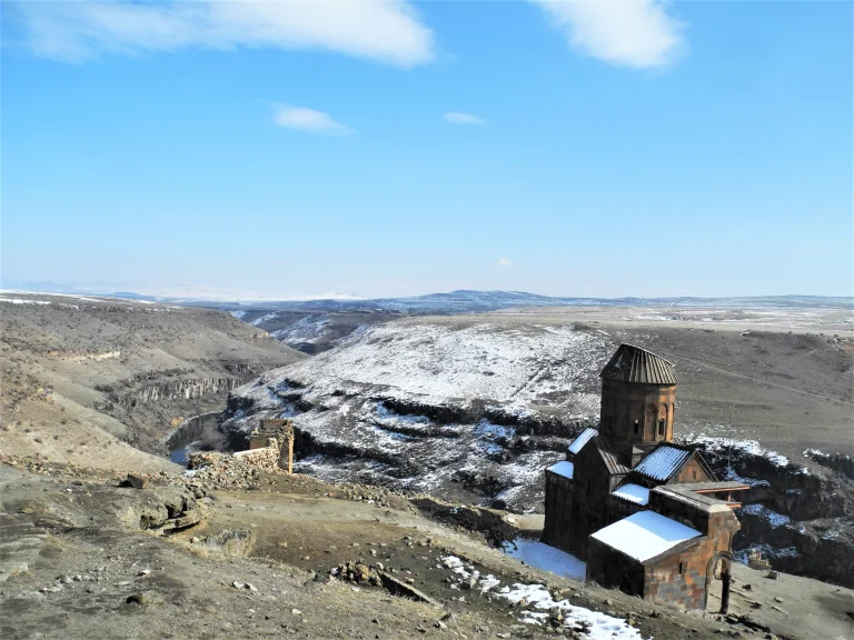 Ancien carrefour de civilisations, Ani offre à la découverte ses vestiges dans un cadre rare
