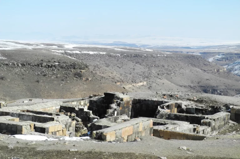 Ani: les anciens bains thermaux