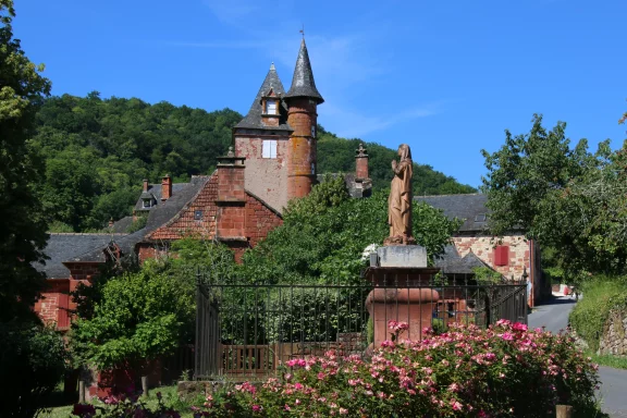 Collonges-la-Rouge fait partie des cinq villages corréziens classés « plus beaux villages.