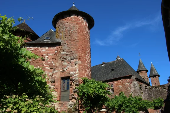 Collonges-la-Rouge est entiérement construite en gré rouge.