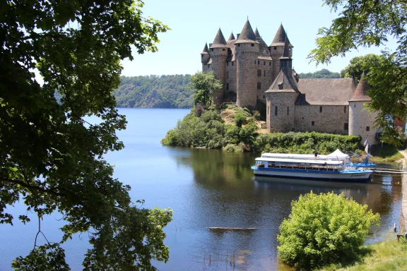 Le château de Val, aux confins de la Corrèze, du Puy-de-Dôme et du Cantal, surplombait jadis la Dordogne. La construction d’un barrage a failli l’engloutir. Sauvé in extremis, il est aujourd’hui cerné par les eaux.
