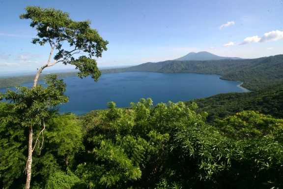 Le cratère du volcan Apoyo au Nicaragua est occupé par un vaste lac de plusieurs centaines d’hectares.
