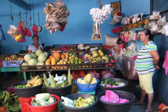 Cette zone tropicale regorge de fruits exotiques que l’on retrouve sur les marchés, comme ici au Costa Rica.