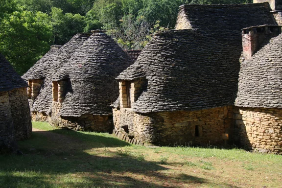 Les cabanes du Breuil construites en pierres séches sont classées monuments historiques.