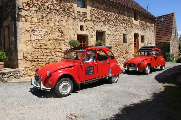 Une balade en 2 CV avec chauffeur, agrémentée de découvertes insolites et de haltes gourmandes. C’est ce que propose l’agence perigourmet.