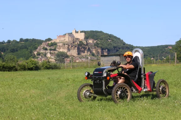 Partez à la découverte des châteaux et des villages en Swincar, un engin électrique à mi-chemin entre le karting et le buggy.