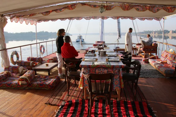 Le sandal servait jadis au transport des pierres. Transformé pour le tourisme, il est équipé de 7 cabines et d'une vaste terrasse sur le pont.